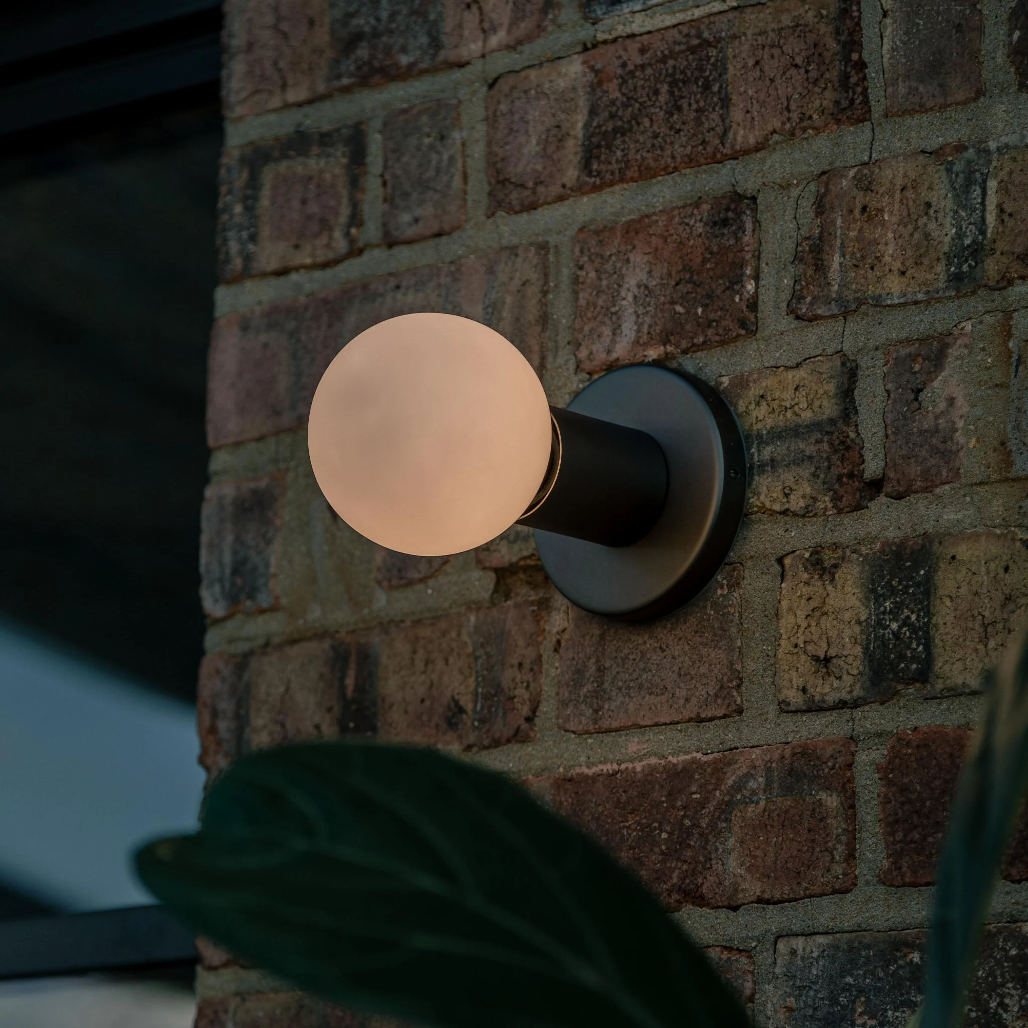 Lochan Wall Light in Graphite - Image 4